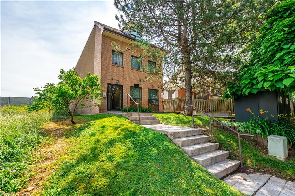 4872 Valley Way Unit 101, Niagara Falls, ON L2E 1W3