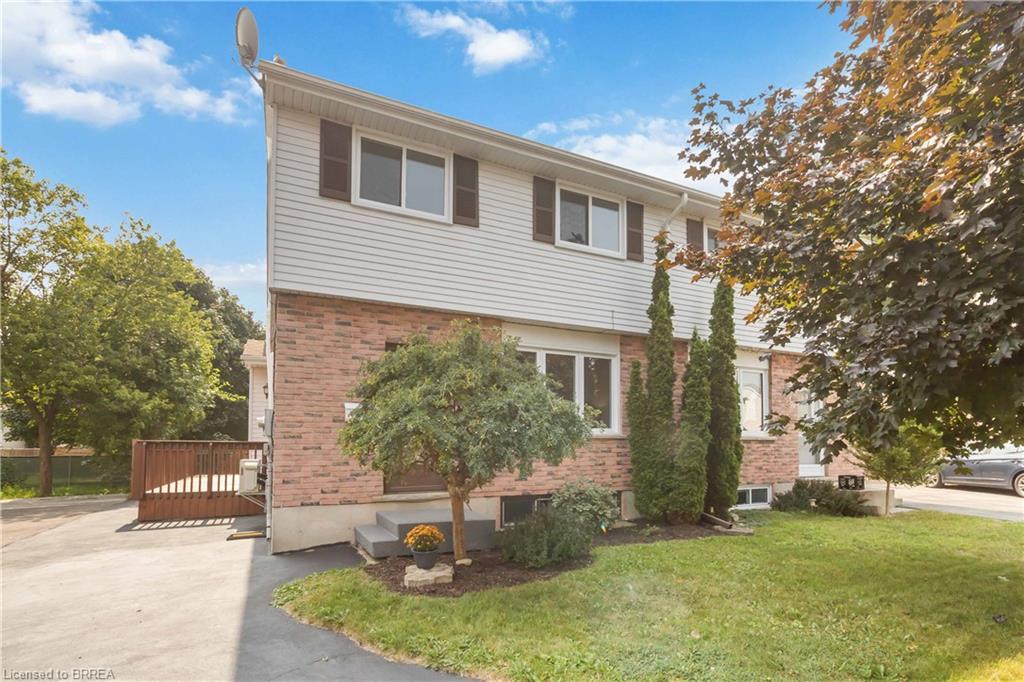 52 Debby Cres, Brantford, ON N3R 7A4