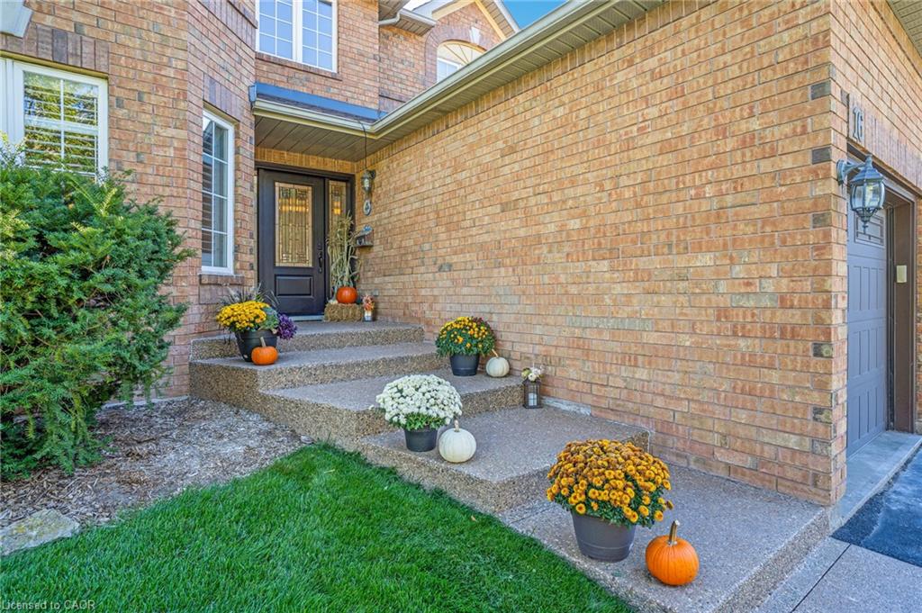16 Canning Cres, Cambridge, ON N1T 1X2
