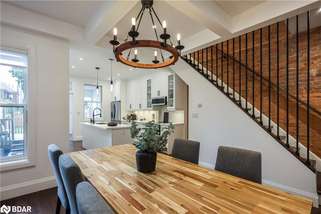 211 John St N, Hamilton, ON L8L 4P4