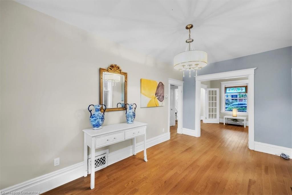 21 Sunset Ave, Hamilton, ON L8R 1V7