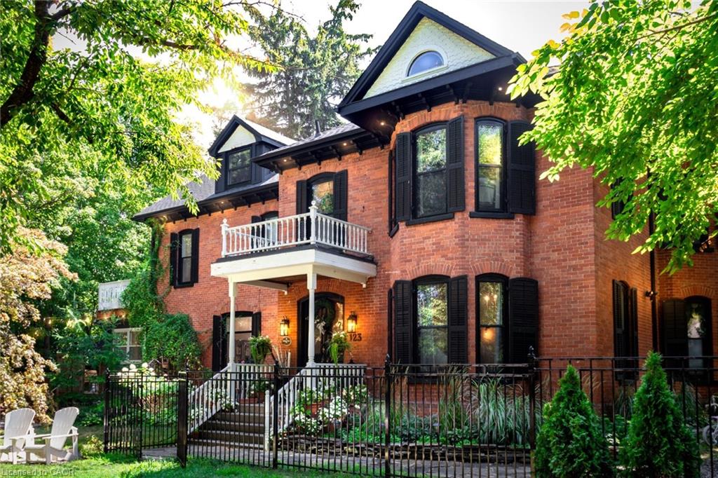 123 Main St W, Grimsby, ON L3M 1R9