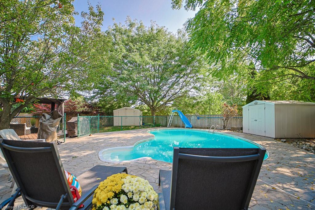 47 Blackfriar Ln, Brantford, ON N3R 7M2