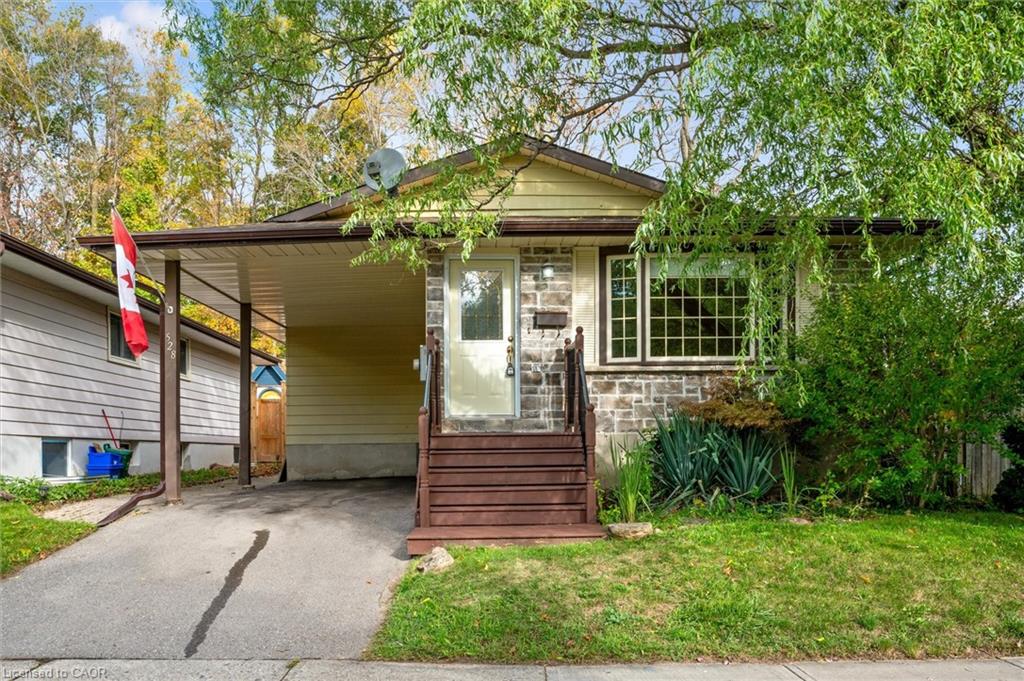 528 Fallingbrook Dr, Waterloo, ON N2L 4N4