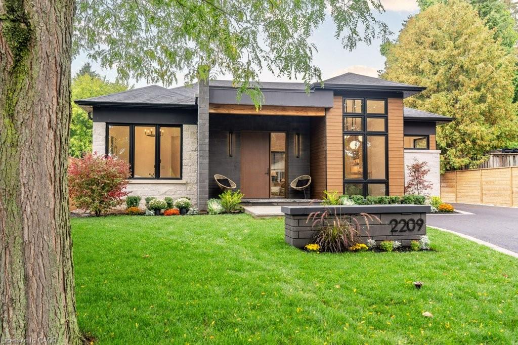 2209 Courtland Dr, Burlington, ON L7R 1S2