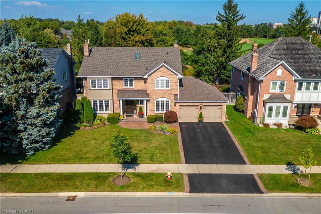 2049 Country Club Dr, Burlington, ON L7M 3Z2
