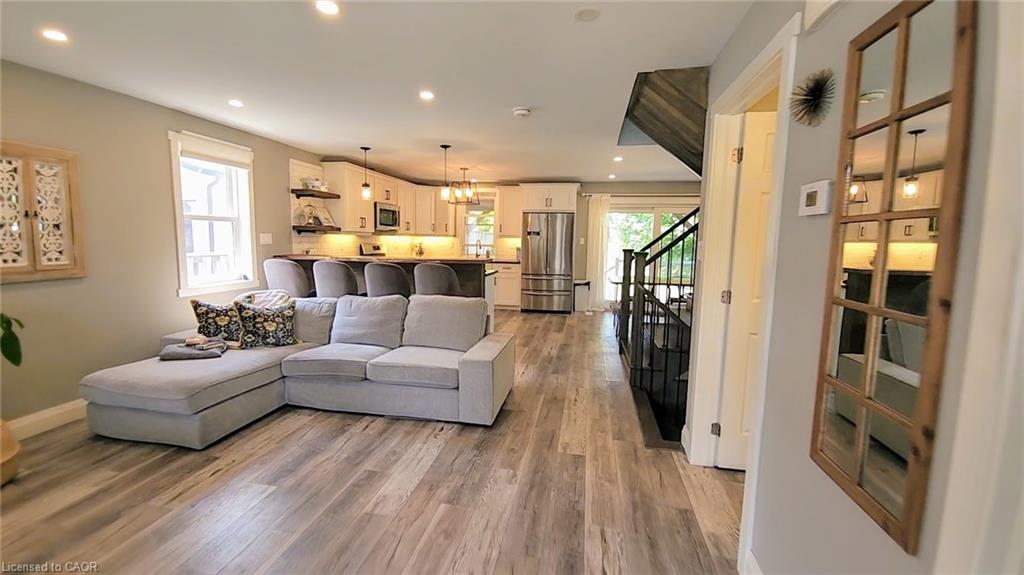 324 E 43rd St, Hamilton, ON L8T 3C7
