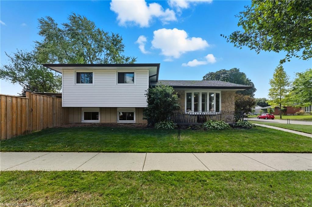 15 Brier Park Rd, Brantford, ON N3R 3P8