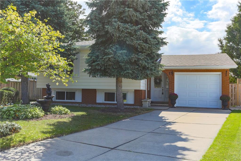 15 Lantana Ct, Hamilton, ON L9C 4T5