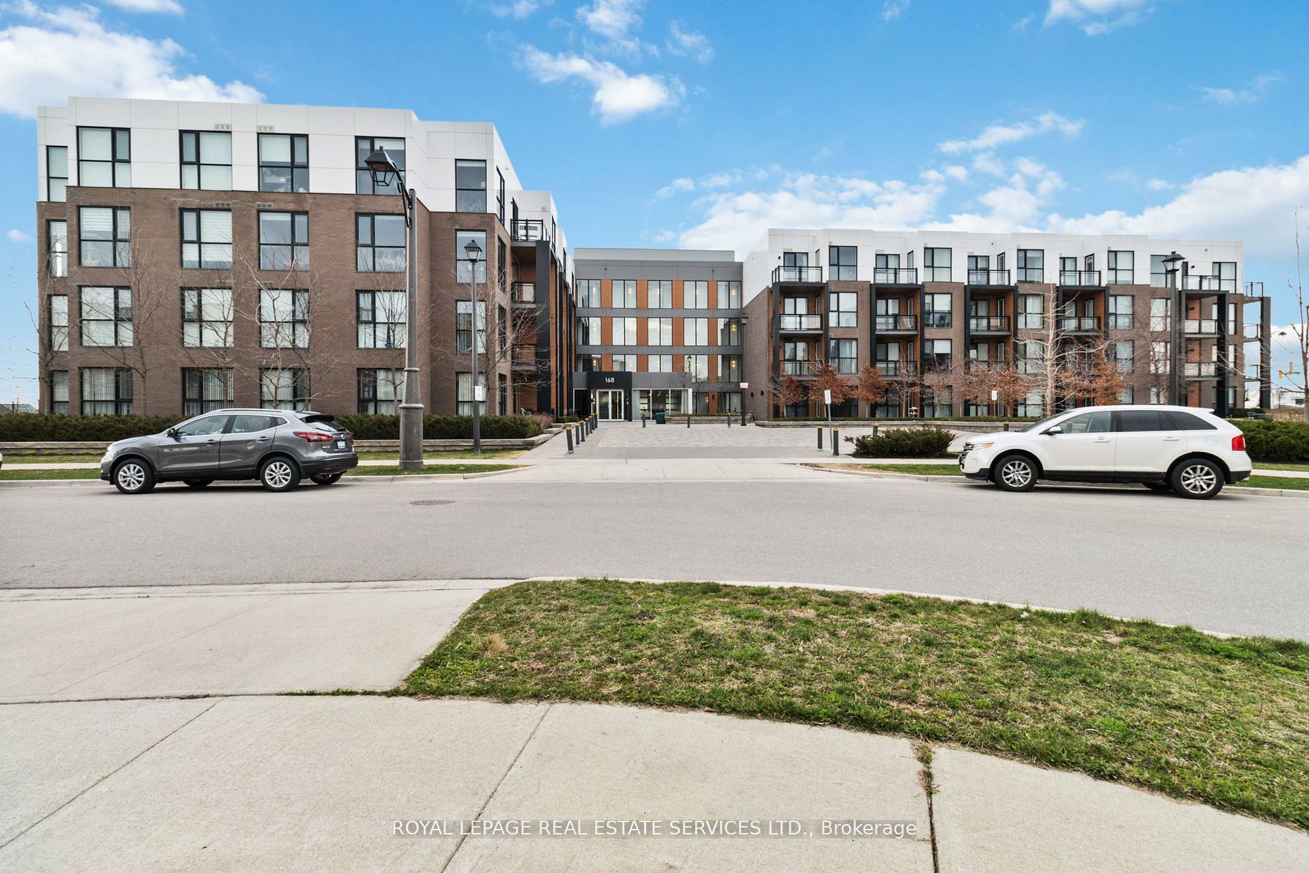 168 Sabina Dr #302, Oakville, ON L6H 7C3