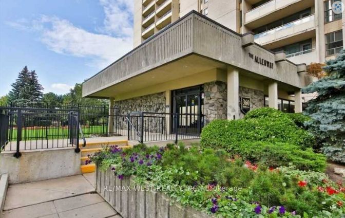 360 Ridelle Ave #911, Toronto, ON M6B 1K1