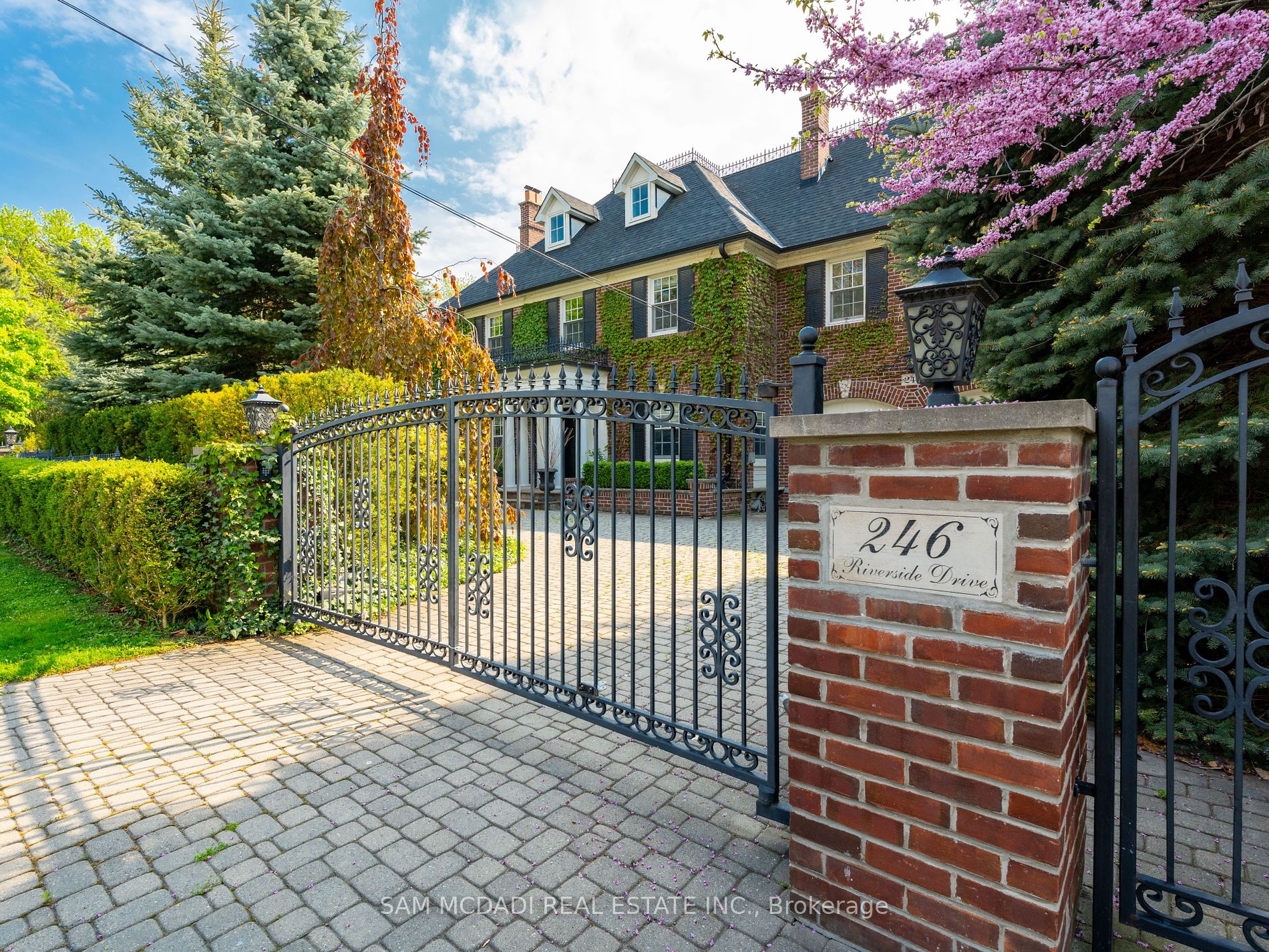 246 Riverside Dr, Toronto, ON M6S 4A9